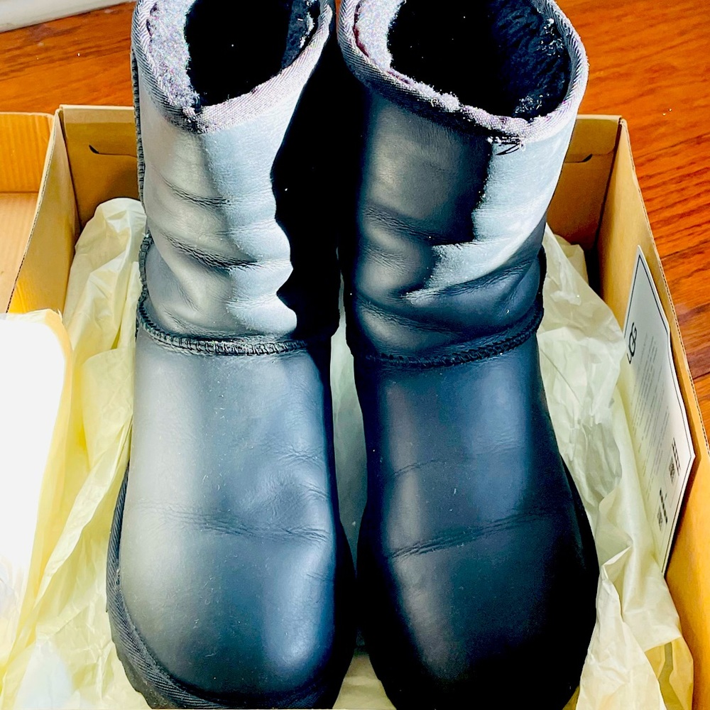 UGGS-Women’s classic short leather boots in black